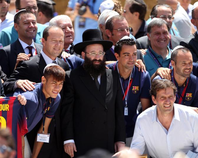 I giocatori del Barcellona con in rabbino capo di Gerusalemme Nir Brakat. Epa